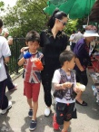 张柏芝逛街照曝光 Lucas手插口袋酷似老爸谢霆锋