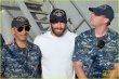 吉倫哈爾為《左撇子》做宣傳 與海軍戰(zhàn)士合影