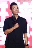 古惑仔現(xiàn)身《煎餅俠》首映 柳巖當(dāng)眾抱大鵬大腿