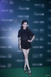 李小璐穿透视装走秀 笑容僵硬被指“雕刻脸”