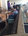 劉強(qiáng)東與奶茶妹妹甜蜜度假 牽手相伴名牌包搶鏡