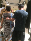 文章伸手臂紧护老婆马伊琍 被认出忙低头回避