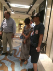 文章伸手臂紧护老婆马伊琍 被认出忙低头回避