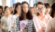 《既然青春留不住》新剧照 陈乔恩戴眼镜显滑稽