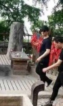 曝黃曉明生子心切 撇下baby赴遼寧孤山求簽問道