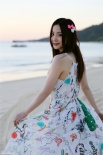 陶红海外度假美艳私房照 沙滩白裙尽显俏皮灵动