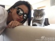 Angelababy抱猫咪卖萌 眼睛超大遭吐槽：修过了