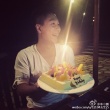 李小鵬生日全家福曝光 奧莉穿彩虹裙賣萌甜笑