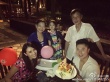 李小鵬生日全家福曝光 奧莉穿彩虹裙賣萌甜笑