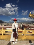 劉嘉玲戴潔白哈達(dá)游拉薩 身著藏族服飾心情愉悅