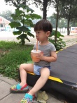 嗯哼穿小短裤坐路边喝饮料 杜江：美不美看大腿
