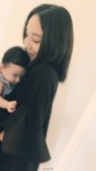 阿娇抱闺蜜郑希怡女儿合影 撅嘴亲亲母爱泛滥
