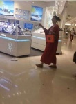 王菲穿宽袍平底鞋巴黎购物 近照露大肚被指怀孕