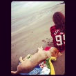 欧弟抱爱犬遗体看大海 与妻一起送其最后一程