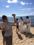 43岁牛莉再披婚纱拍结婚照 女儿当花童场面温馨