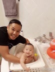 范玮琪晒黑人给儿子洗澡照 父子同露开心笑容