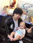 周杰倫抱嬰兒曬照戴頭巾耍帥 網(wǎng)友喊話曬小周周