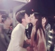 赵丽颖何炅当街激吻 网友：小伙伴们都惊呆了