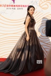 杨童舒助阵金鸡奖颁奖典礼 露肩长裙优雅迷人
