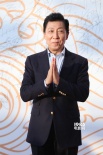 韓童生提名最佳男配角獎(jiǎng) 穿西裝亮相閉幕紅毯
