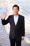 韓童生提名最佳男配角獎(jiǎng) 穿西裝亮相閉幕紅毯