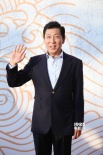 韓童生提名最佳男配角獎(jiǎng) 穿西裝亮相閉幕紅毯