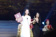 鄧家佳獲最佳女配角獎(jiǎng) 穿優(yōu)雅白裙登臺(tái)激動(dòng)領(lǐng)獎(jiǎng)
