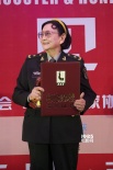 王晓棠、张良获终身成就奖 亮相后台喜不自禁