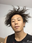鄧超換新發(fā)型自稱16歲 網(wǎng)友調(diào)侃：是西瓜太郎