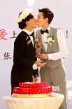 昔日快男金樸俊與同性男友舉辦婚禮 當眾擁吻