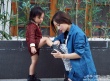 李小璐曬親子合影蹲地為女兒穿鞋 甜馨表情高冷