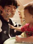 TFBOYS易烊千玺陪弟弟玩 被贴一脸贴纸晒自拍