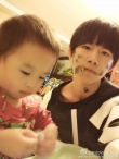 TFBOYS易烊千璽陪弟弟玩 被貼一臉貼紙曬自拍
