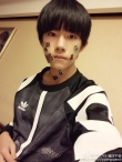 TFBOYS易烊千璽陪弟弟玩 被貼一臉貼紙曬自拍