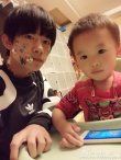 TFBOYS易烊千璽陪弟弟玩 被貼一臉貼紙曬自拍