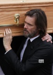 金·凯瑞沉痛出席女友葬礼 亲自扶灵柩表情痛苦
