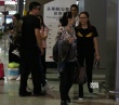 张靓颖被求婚后素颜亮相机场 与男友冯柯亲密热聊