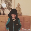 孙楠妻子罕见晒一双儿女扮酷照 儿子像极爸爸