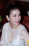 黃奕穿透視美裙秀乳溝 休息室與人熱聊性感惹眼