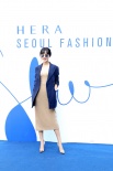李菲兒赴首爾時裝周觀秀  深V性感“帥美”兼具