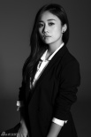 劉蕓職業(yè)裝黑白寫真 低眉側(cè)目長發(fā)披肩帥氣十足