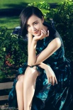 張歆藝秋季時尚大片曝光 穿唯美長裙露美長腿