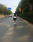 謝娜穿短裙騎車“上班” 網(wǎng)友：不怕走光嗎？