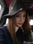 李小璐出行路上玩自拍 紅唇嘟起似Angelababy