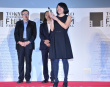 《岛上葬礼》夺亚洲未来奖 女导演登台笑颜如花