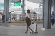 姚笛抵滬穿短裙黑絲秀美腿 眼神警惕快閃離開(kāi)