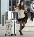 姚笛抵滬穿短裙黑絲秀美腿 眼神警惕快閃離開