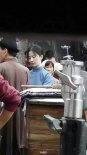《营救飞虎队》曝片场照 刘亦菲演寡妇扮相质朴
