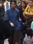 《營(yíng)救飛虎隊(duì)》曝片場(chǎng)照 劉亦菲演寡婦扮相質(zhì)樸