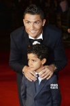 C罗亮相自传电影首映 儿子小小罗与老爸亲密互动